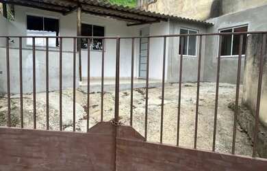 Imagem: A casa possui 2 Dormitórios, 1 Banheiro, 1 Vaga na garagem