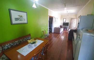 Imagem: A casa possui 4 Dormitórios, 2 Banheiros, 2 Vagas na garagem