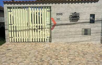 Imagem: A casa possui 2 Dormitórios, 1 Banheiro, 2 Vagas na garagem