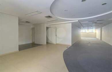 Imagem: O depósito possui 5 Vagas na garagem, 399m² de Área e está