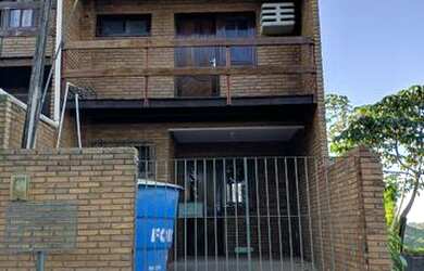 Imagem: A casa possui 2 Dormitórios, 3 Banheiros e 1 Vaga na garagem