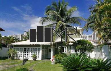 Imagem: A casa em condomínio possui 5 Dormitórios, 5 Banheiros, 5