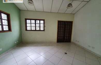 Imagem: O depósito possui 3 Vagas na garagem, 400m² de Área e está