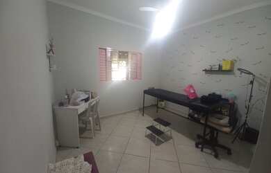 Imagem: A casa possui 4 Dormitórios, 3 Banheiros, 2 Vagas na garagem