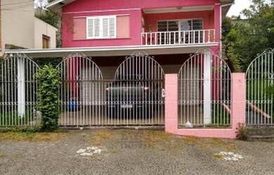 Imagem: A casa possui 3 Dormitórios, 3 Banheiros, 4 Vagas na garagem