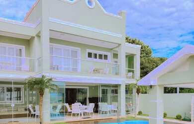 Imagem: A casa possui 5 Dormitórios, 5 Banheiros, 400m² de Área e