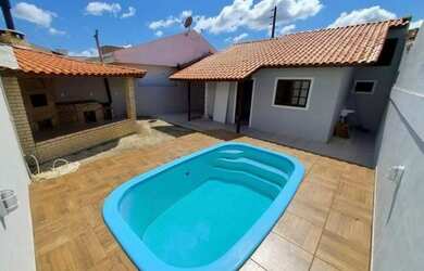 Imagem: A casa possui 3 Dormitórios, 2 Banheiros, 2 Vagas na garagem