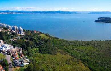 Imagem: O terreno possui 450m² de Área e Vista para o mar e está