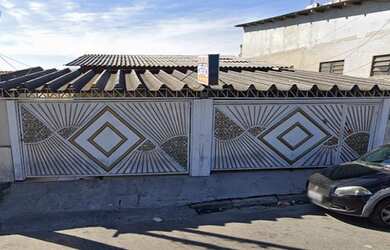 Imagem: A casa possui 3 Dormitórios, 1 Banheiro, 2 Vagas na garagem