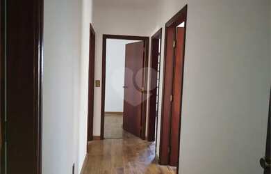 Imagem: A casa possui 4 Dormitórios, 5 Banheiros, 5 Vagas na garagem