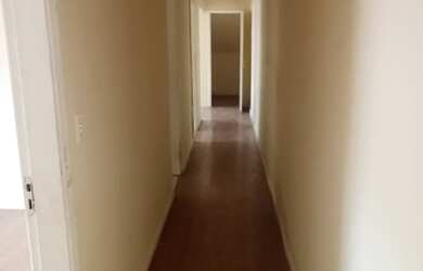 Imagem: A casa possui 3 Dormitórios, 2 Banheiros, 1 Vaga na garagem