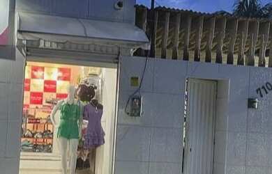 Imagem: A casa possui 3 Dormitórios, 1 Banheiro, 4 Vagas na garagem