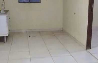 Imagem: A casa possui 2 Dormitórios e 1 Banheiro e está localizado