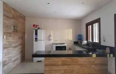 Imagem: A casa possui 3 Dormitórios, 2 Banheiros, 2 Vagas na garagem