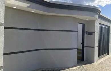 Imagem: A casa possui 3 Dormitórios, 3 Banheiros e está localizado