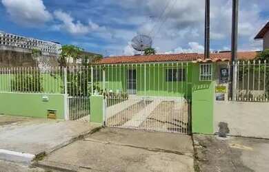 Imagem: A casa possui 3 Dormitórios, 1 Banheiro, 2 Vagas na garagem