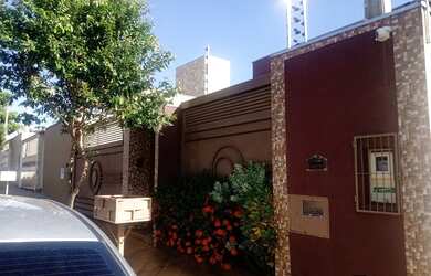 Imagem: A casa possui 3 Dormitórios, 1 Banheiro, 2 Vagas na garagem