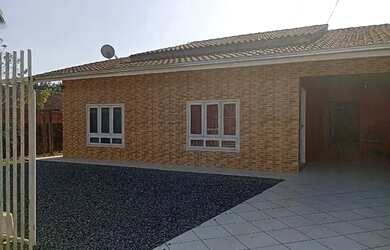 Imagem: A casa possui 3 Dormitórios, 2 Banheiros, 1 Vaga na garagem