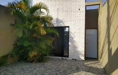 Imagem: A casa possui 3 Dormitórios, 1 Banheiro, 2 Vagas na garagem