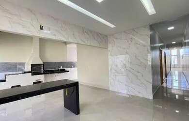 Imagem: A casa possui 3 Dormitórios, 2 Banheiros, 4 Vagas na garagem