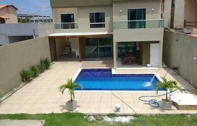 Imagem: A casa possui 4 Dormitórios, 4 Banheiros, 5 Vagas na garagem