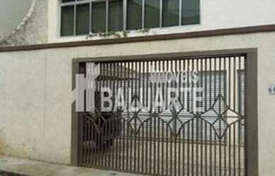 Imagem: A casa possui 4 Dormitórios, 2 Banheiros, 5 Vagas na garagem