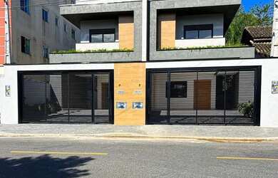 Imagem: A casa possui 3 Dormitórios, 3 Banheiros, 4 Vagas na garagem