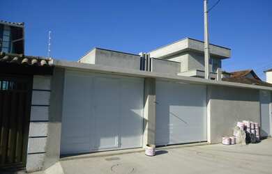 Imagem: A casa possui 3 Dormitórios, 2 Banheiros, 3 Vagas na garagem