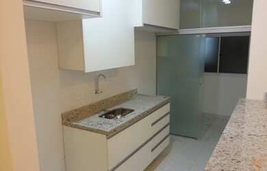 Imagem: O apartamento possui 2 Dormitórios, 1 Banheiro, 1 Vaga na garagem