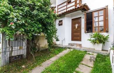 Imagem: A casa possui 3 Dormitórios, 2 Banheiros, 1 Vaga na garagem