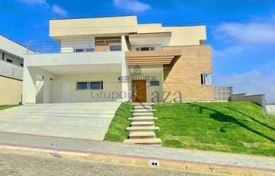 Imagem: A casa em condomínio possui 4 Dormitórios, 5 Banheiros, 4