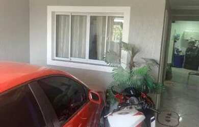 Imagem: A casa possui 3 Dormitórios, 2 Banheiros, 1 Vaga na garagem
