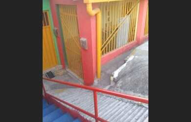 Imagem: A casa possui 2 Dormitórios e 1 Banheiro e está localizado