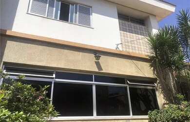 Imagem: A casa possui 3 Dormitórios, 4 Banheiros, 4 Vagas na garagem