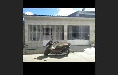 Imagem: A casa possui 3 Dormitórios, 1 Banheiro, 1 Vaga na garagem