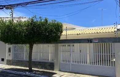 Imagem: A casa possui 5 Dormitórios, 4 Banheiros, 3 Vagas na garagem