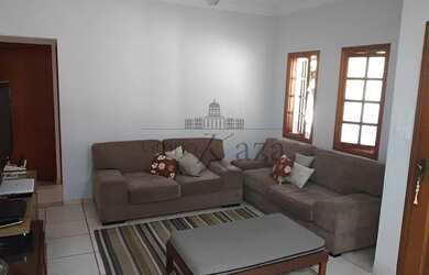 Imagem: A casa possui 3 Dormitórios, 3 Banheiros, 3 Vagas na garagem