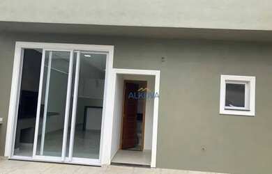 Imagem: A casa possui 3 Dormitórios, 2 Banheiros, 2 Vagas na garagem