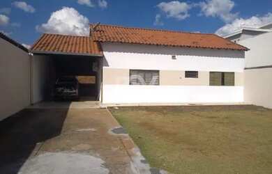 Imagem: A casa possui 3 Dormitórios, 1 Banheiro, 2 Vagas na garagem