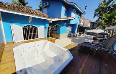 Imagem: A casa possui 4 Dormitórios, 5 Banheiros, 5 Vagas na garagem