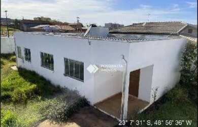 Imagem: A casa possui 3 Dormitórios, 2 Banheiros, 5 Vagas na garagem