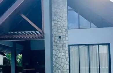 Imagem: A casa em condomínio possui 4 Dormitórios, 5 Banheiros, 2