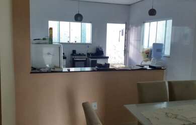 Imagem: A casa possui 2 Dormitórios, 1 Banheiro, 1 Vaga na garagem