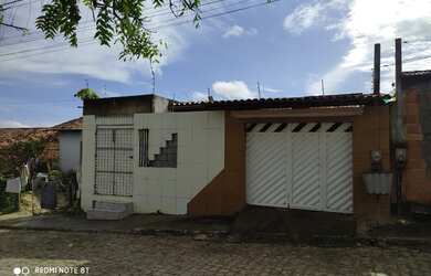 Imagem: A casa possui 3 Dormitórios, 1 Banheiro, 2 Vagas na garagem