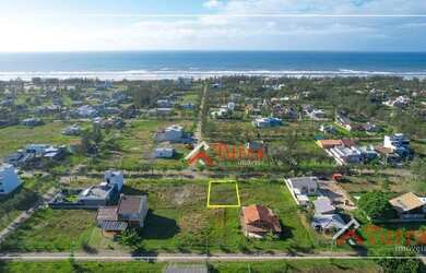 Imagem: O terreno possui 300m² de Área e está localizado em Balneário