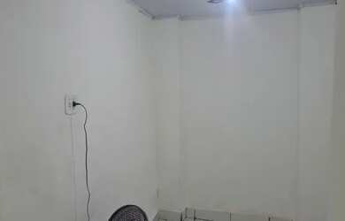 Imagem: A casa possui 1 Dormitório, 1 Banheiro, 1 Vaga na garagem