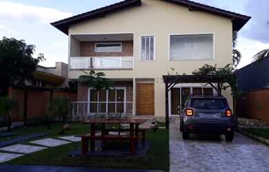 Imagem: A casa possui 4 Dormitórios, 5 Banheiros, 4 Vagas na garagem