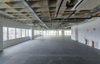 Imagem: O depósito possui 5 Vagas na garagem, 2.697m² de Área e