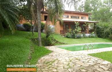 Imagem: A casa possui 3 Dormitórios, 3 Banheiros, 2 Vagas na garagem