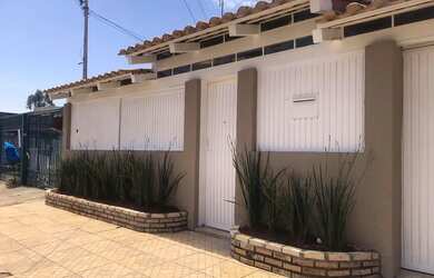 Imagem: A casa possui 3 Dormitórios, 2 Banheiros, 3 Vagas na garagem